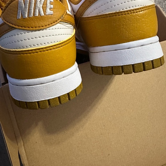 Women’s Dunk Low “Gold Phantom” - Picture 8 of 9